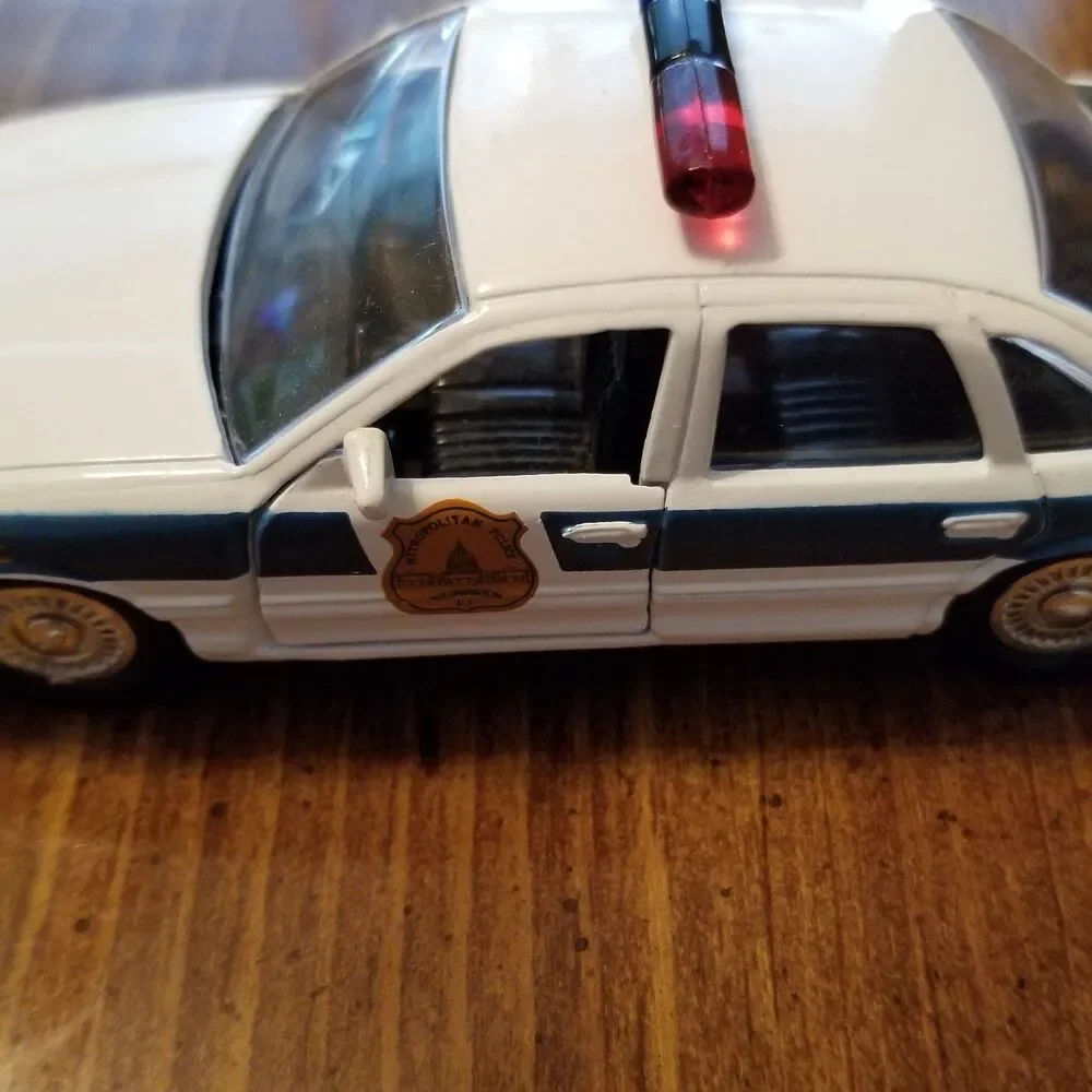 Washington D.C Metropolitan Police Road Champs die cast police car 1:43 scale